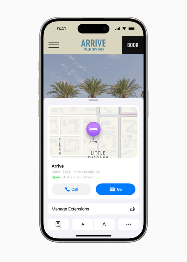 Un iPhone 15 Pro muestra la app Contraseñas con una lista de iconos de apps, entre ellas Door Dash, Atlas Obscura y LinkedIn.