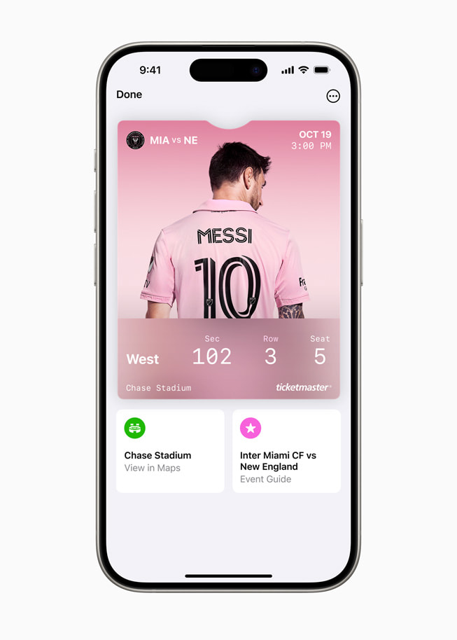 Un iPhone 15 Pro muestra una entrada para un partido de fútbol entre el Inter de Miami y el New England con opciones para ver un mapa del Chase Stadium y una guía del evento.
