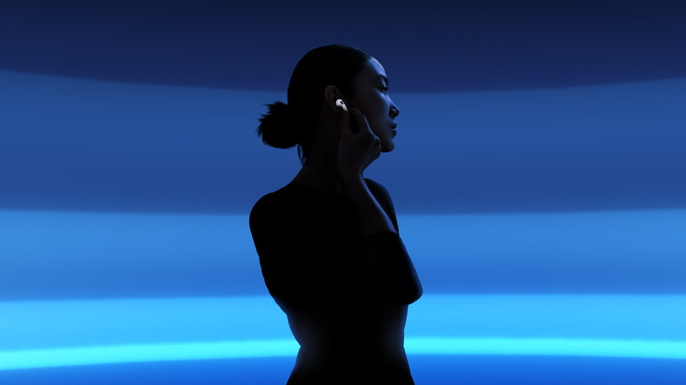 Mot en blå bakgrund syns siluetten av en person som bär AirPods 4.