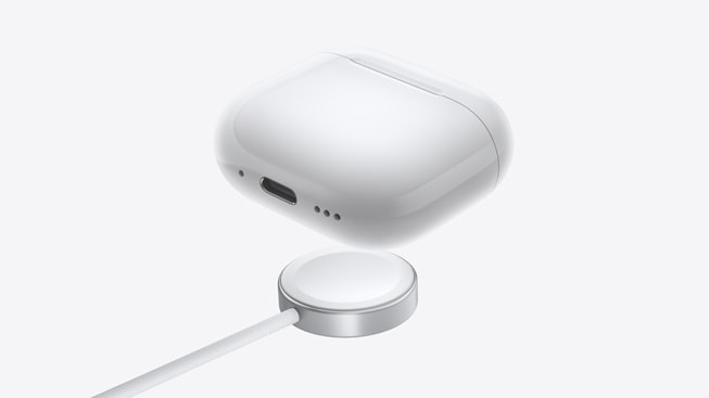 AirPods 4 med en Apple Watch-laddare.