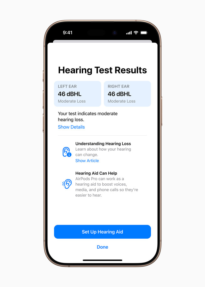 Resultaten van de gehoortest op een iPhone 16 Pro, met ernaast twee AirPods Pro.