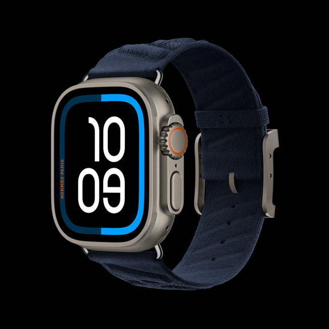 Nové Apple Watch Hermès Ultra 2 a sladěný řemínek Hermès En Mer v barvě Bleu Nuit.