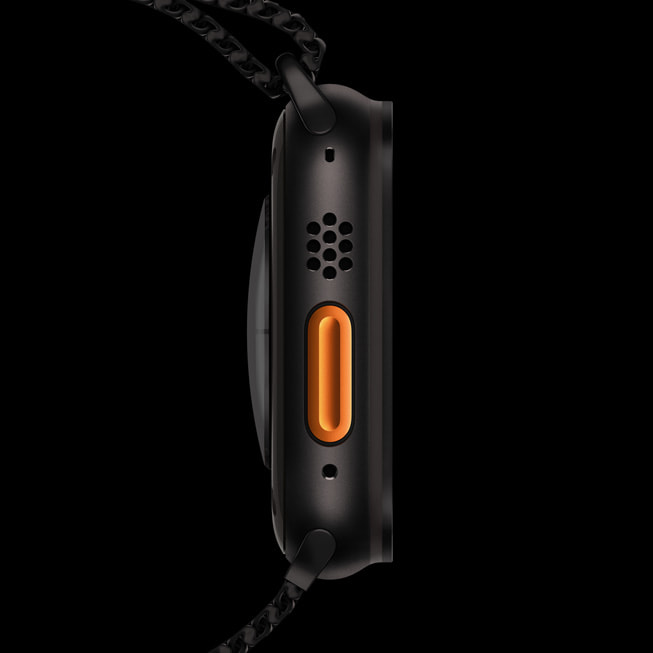 Pohled zblízka na akční tlačítko Apple Watch Ultra 2.
