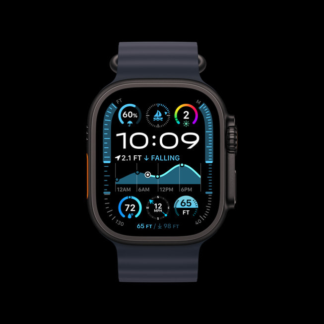 Oceánský řemínek s Apple Watch Ultra 2 z černého titanu.