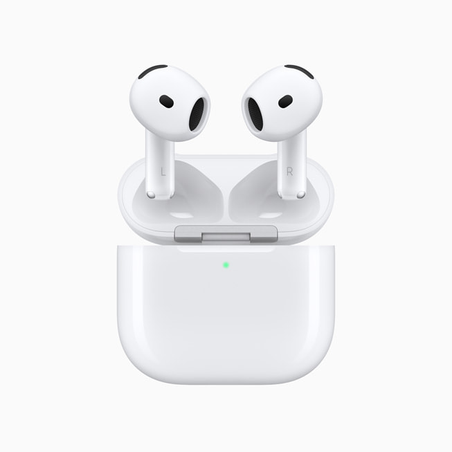 سماعات AirPods 4 مع ميزة إلغاء الضجيج النشط بالقرب من علبتها. 