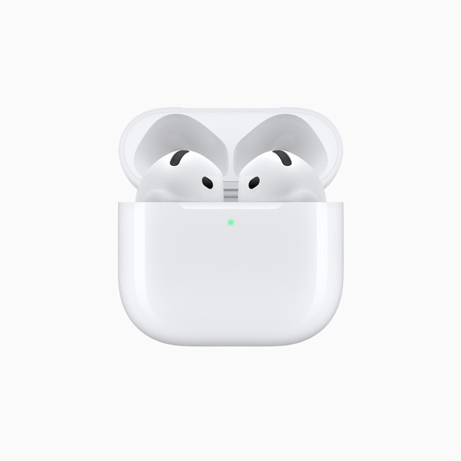 سماعات AirPods 4 داخل علبتها.