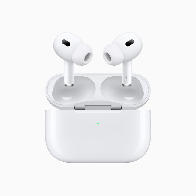 AirPods Pro 2 بالقرب من علبتهم.