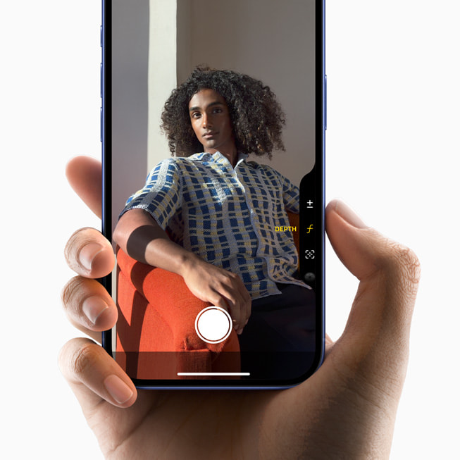 عرض لوحدة التحكم في الكاميرا على iPhone 16 أثناء التقاط صورة. 
