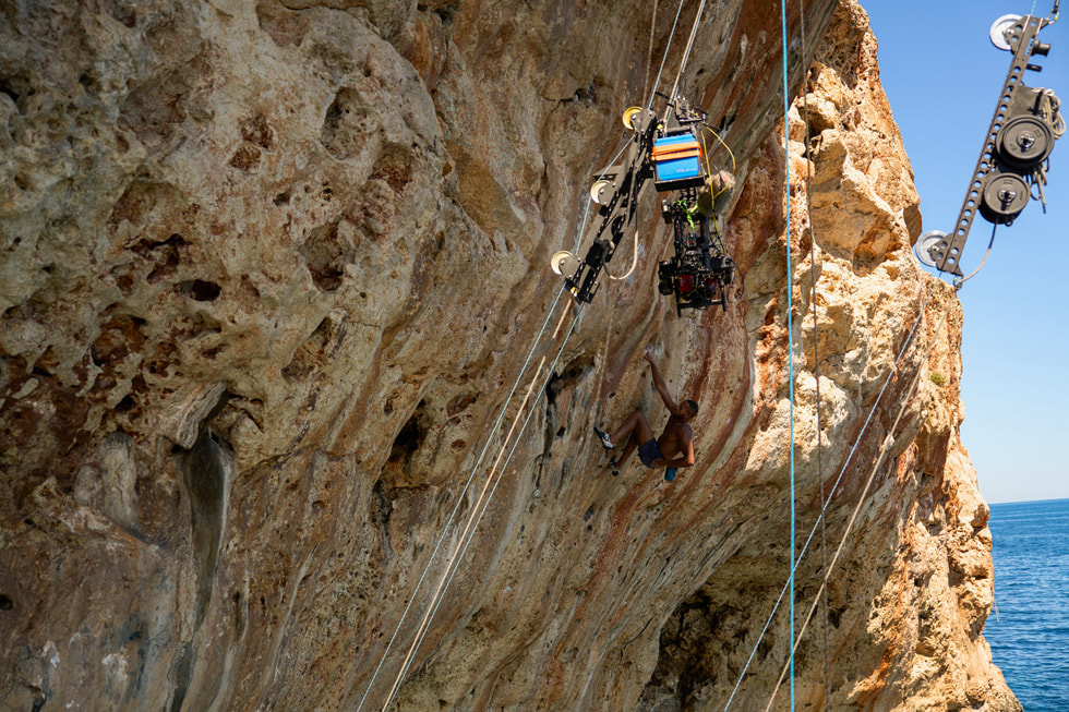 Image du making-of montrant une caméra sur un système de poulies lors du tournage de l’épisode « Free Solo » de la série Adventure.