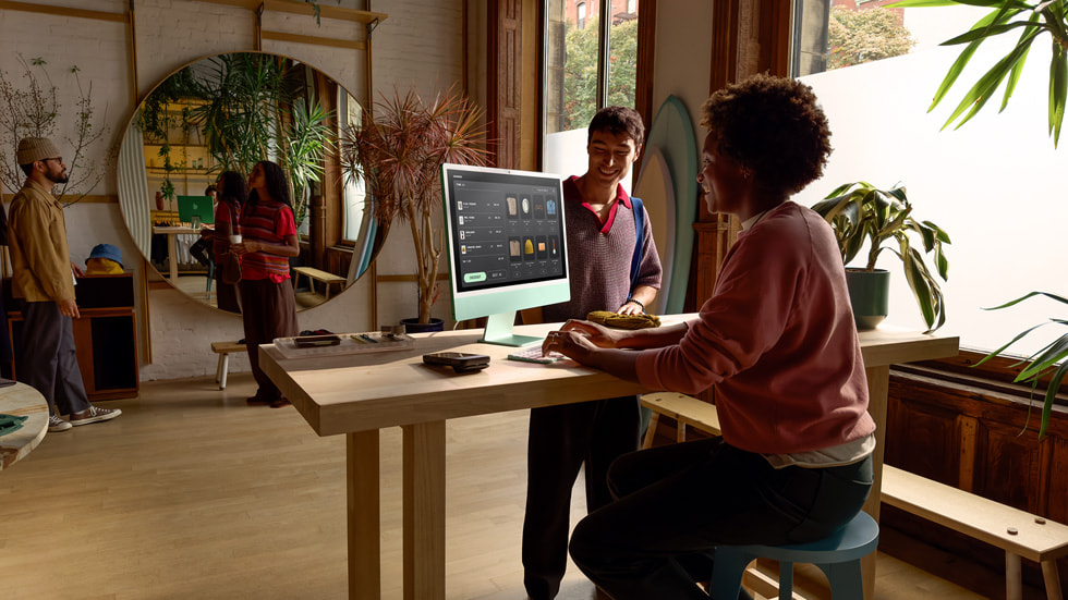 iMac bir işletmenin vitrininde görülüyor.
