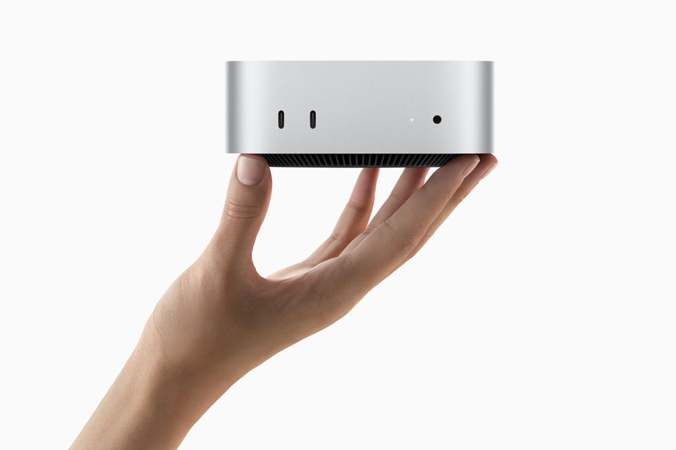 En hand håller helt nya Mac mini.