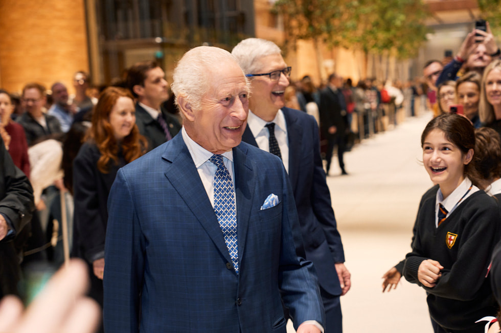 Král Karel a Tim Cook s úsměvem vítají děti ze Základní školy sv. Jiří.
