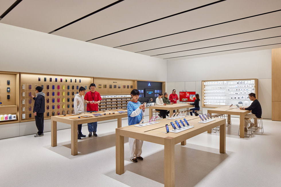 أعضاء الفريق مع العملاء في متجر Apple MixC Hefei.
