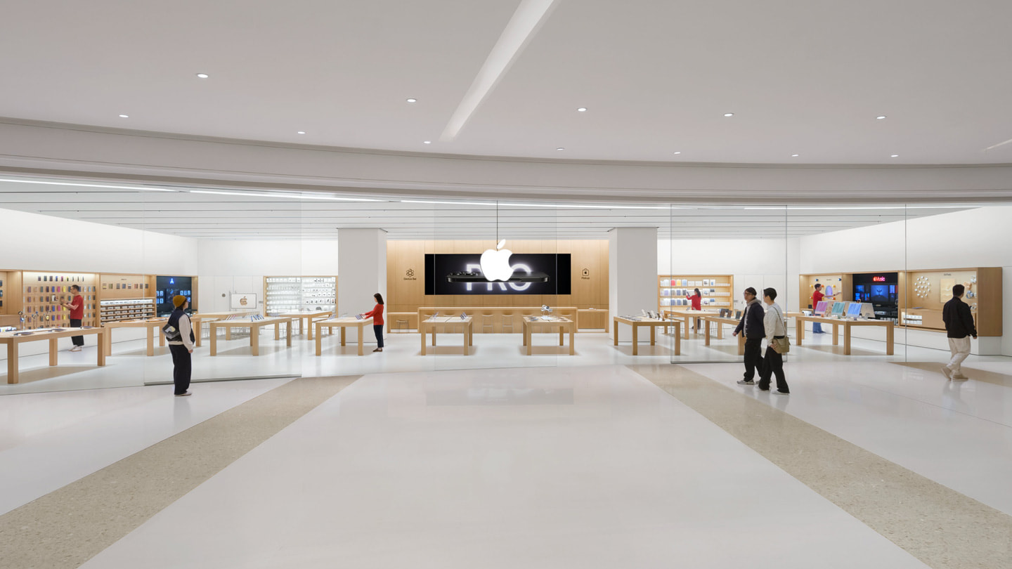 لقطة واسعة لمتجر Apple MixC Hefei من الداخل.