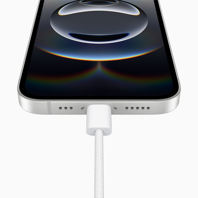Pohled zblízka na USB-C port iPhonu 16e.
