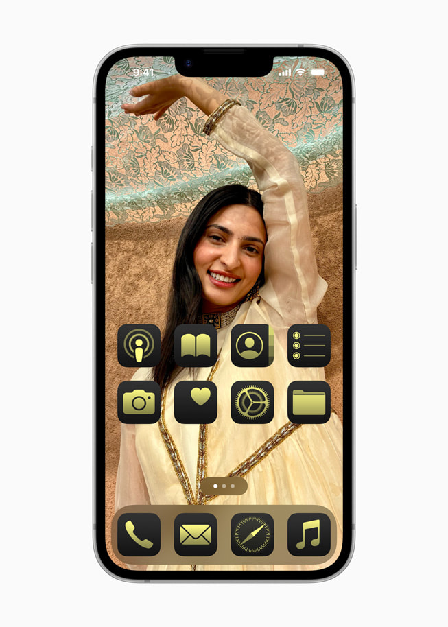 Přizpůsobená zamknutá obrazovka na iPhonu 16e.