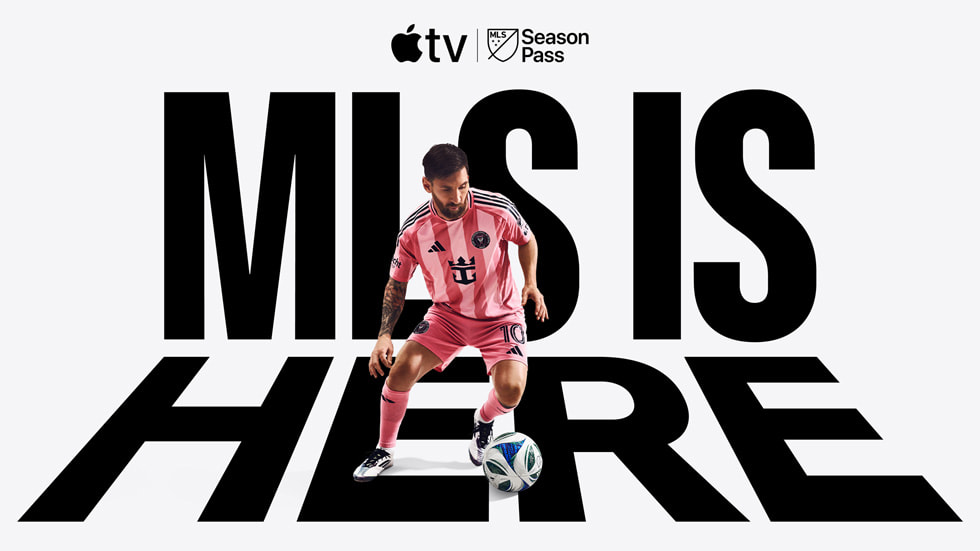 Lionel Messi, joueur de l’Inter Miami FC, dribble avec un ballon de football, avec la mention MLS IS HERE inscrite en arrière-plan.