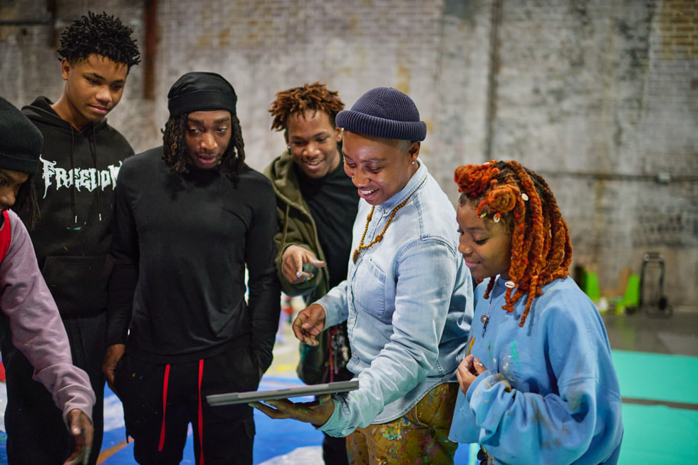 Journey Allen de Arts New Orleans con participantes del Young Artist Movement.