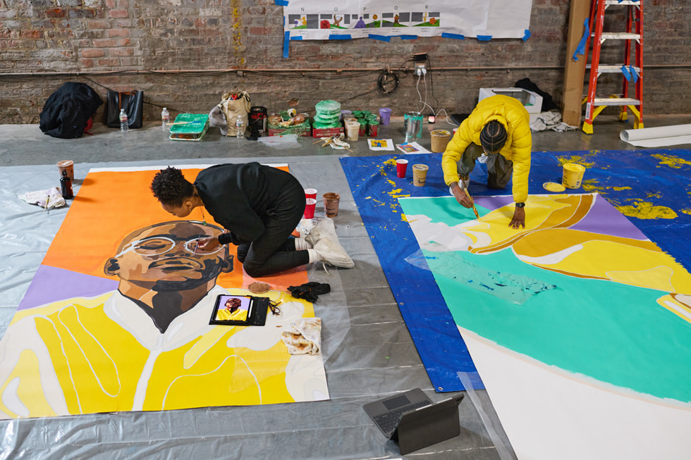 Jóvenes artistas trabajando en sus obras para el mural de Arts New Orleans.