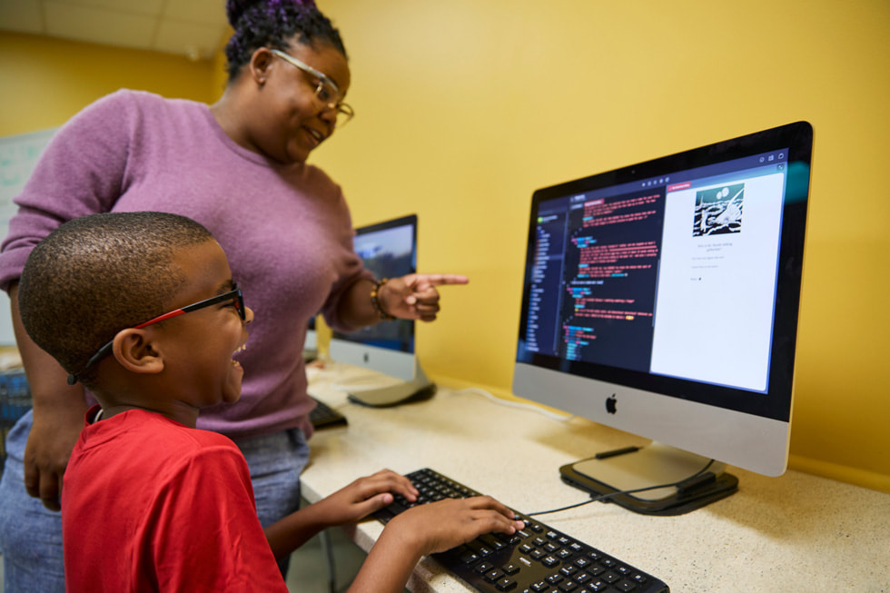 Jahaad Applebee, alumno del Ellis Marsalis Center for Music, trabaja en Swift con su profesora LaTasha Bundy en el laboratorio de Mac del centro.