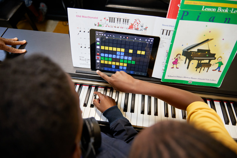 Estudiantes trabajan con el iPad sobre el piano en su clase de piano en el Ellis Marsalis Center.