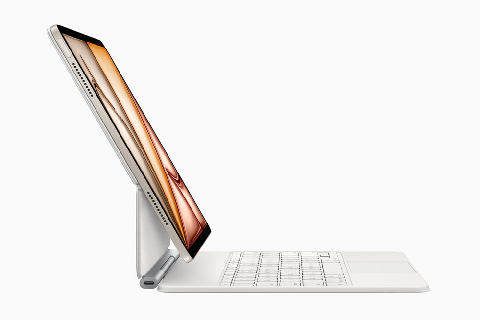 Nový iPad Air s novým Magic Keyboardem při pohledu z boku.