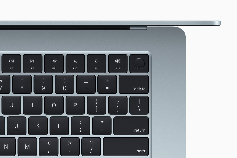 Zbliżenie na klawiaturę Magic Keyboard pokazuje przycisk Touch ID.