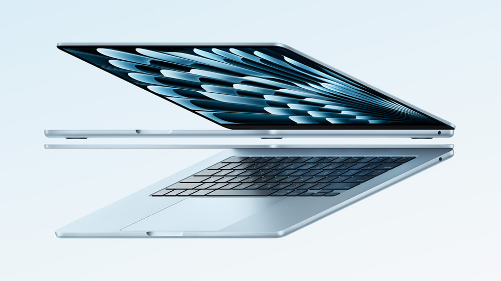 열려 있는 두 대의 MacBook Air.