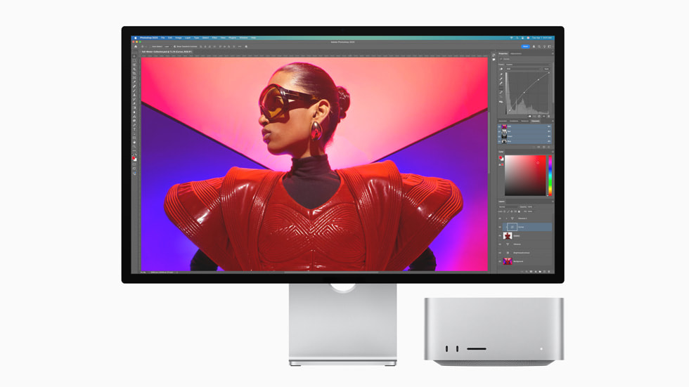 Mac Studio ve yanında ekranında bir Adobe Photoshop projesi açık olan Studio Display.