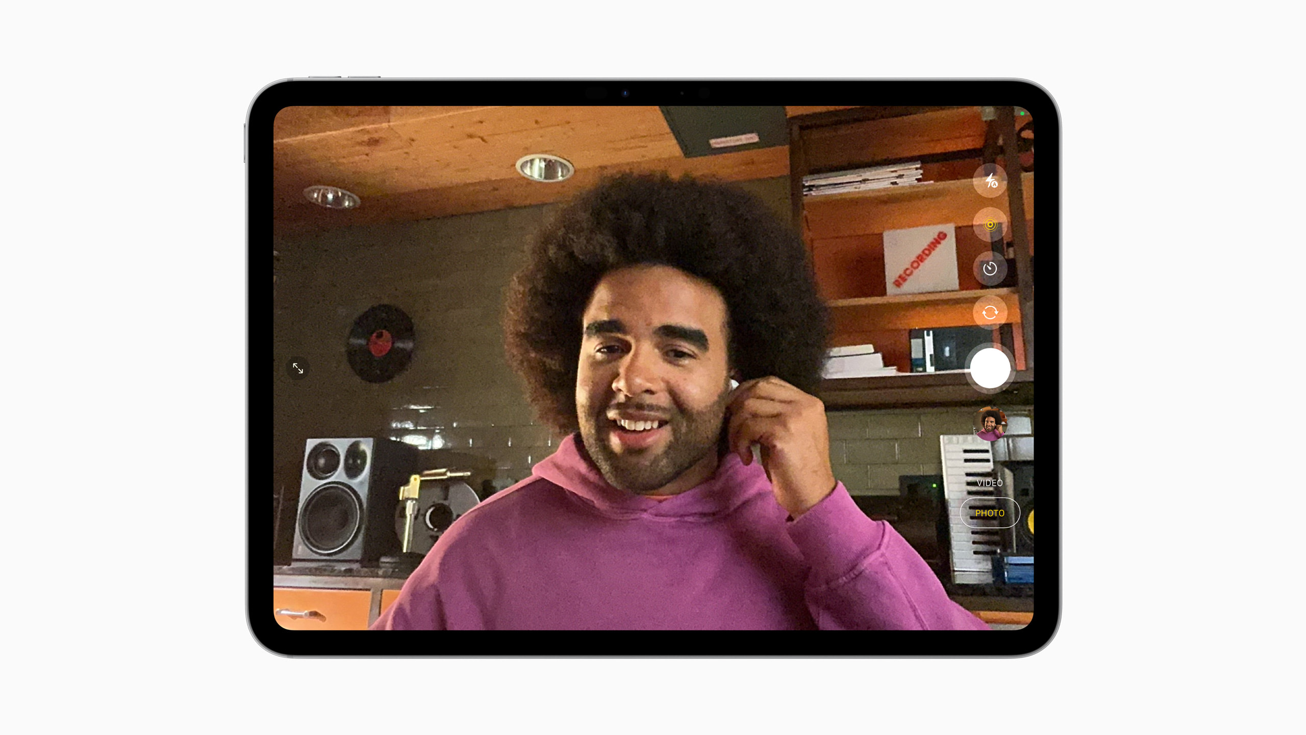 صورة لمستخدم يضع سماعات AirPods.