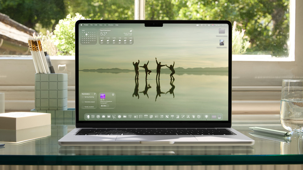 Una MacBook Air de 13 pulgadas muestra el escritorio con aspecto traslúcido.