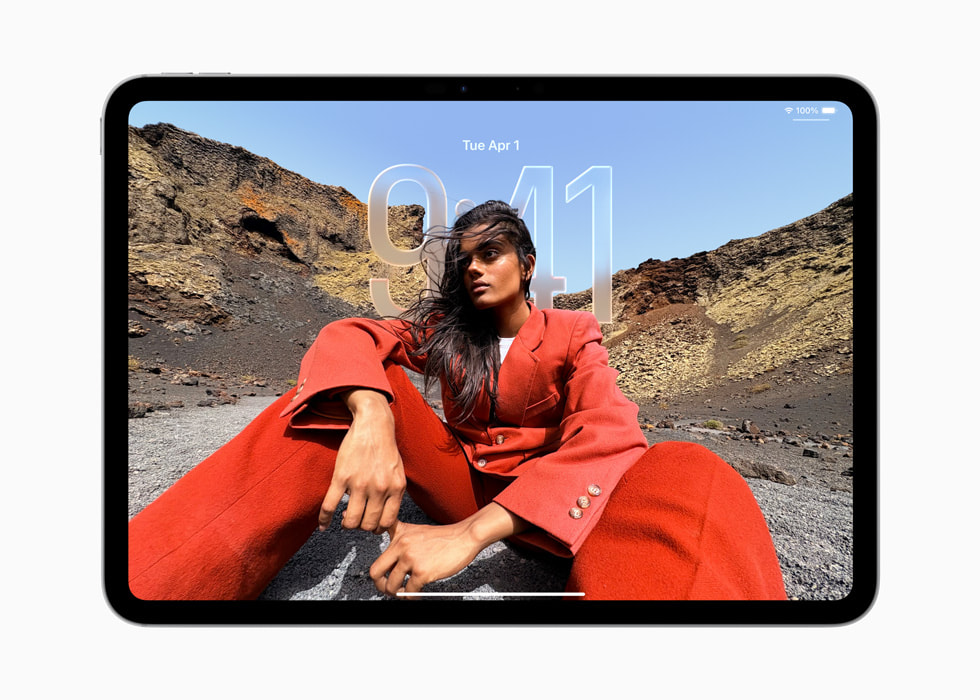 Pengalaman Layar Terkunci baru di iPadOS 26 dengan Liquid Glass.