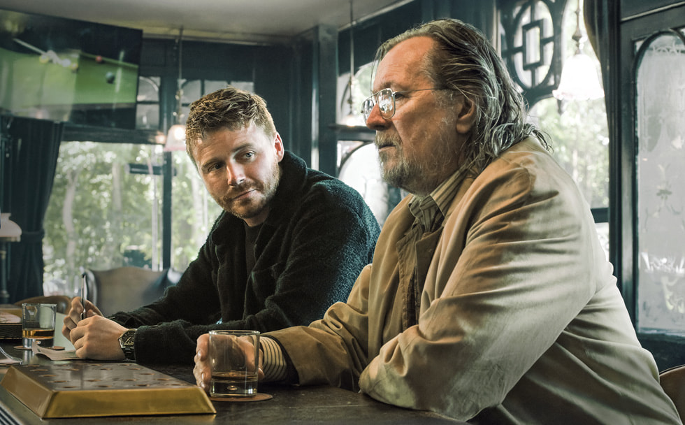 Gambar dari serial Apple TV+ "Slow Horses" menampilkan aktor Jack Lowden dan Gary Oldman.