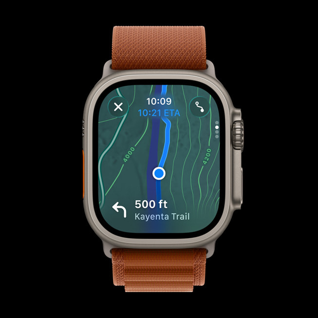 Šikmý pohled na Apple Watch Ultra 3, na kterých se zobrazuje uživatelova poloha na turistické mapě.