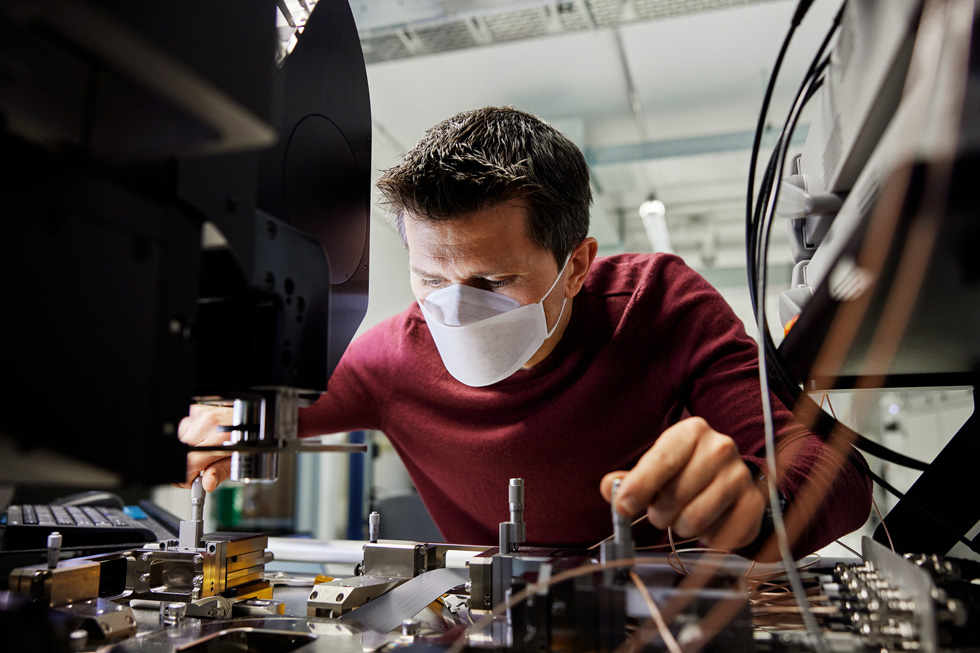 Apple medarbejder Felix Stein arbejder på silicon design og verificering i laboratoriet i München.