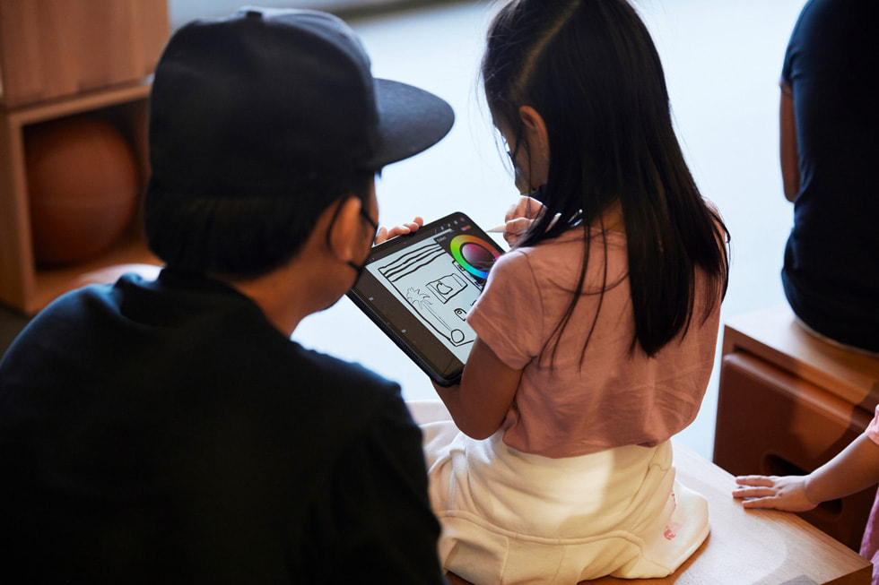 فتاة تستخدم جهاز iPad في المنتدى بمتجر Apple بجزيرة المارية. 