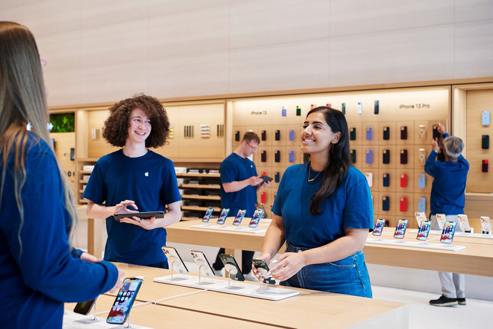 Trois membres de l'équipe sont montrés à l'intérieur de l’Apple Brompton Road à Londres.