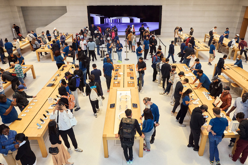 لقطة جوية داخل متجر Apple Fifth Avenue حيث يستكشف العملاء وأعضاء الفريق المنتجات الجديدة. 