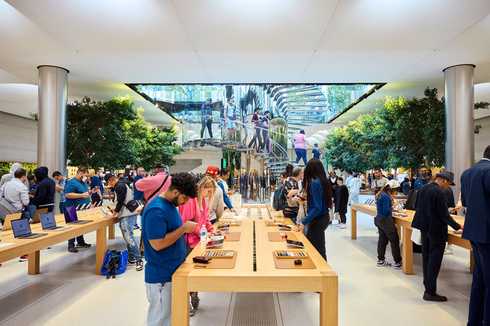 عملاء يستكشفون ساعة Apple Watch Series 8، وساعة Apple Watch SE الجديدتين، والأحزمة الجديدة لساعة Apple Watch. 