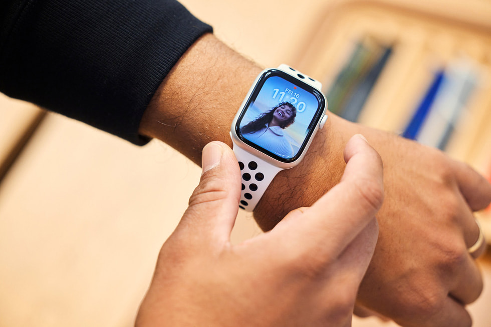 لقطة مقربة لمعصم عميل يجرّب ساعة Apple Watch Series 8 الجديدة.