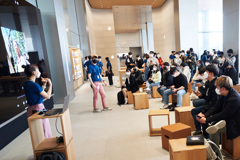 Forum och den stora videoväggen på Apple Myeongdong.