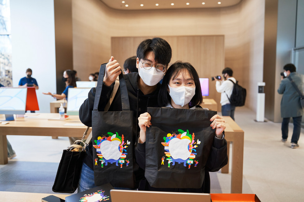 Kunderna firar invigningen av Apple Apple Myeongdong.