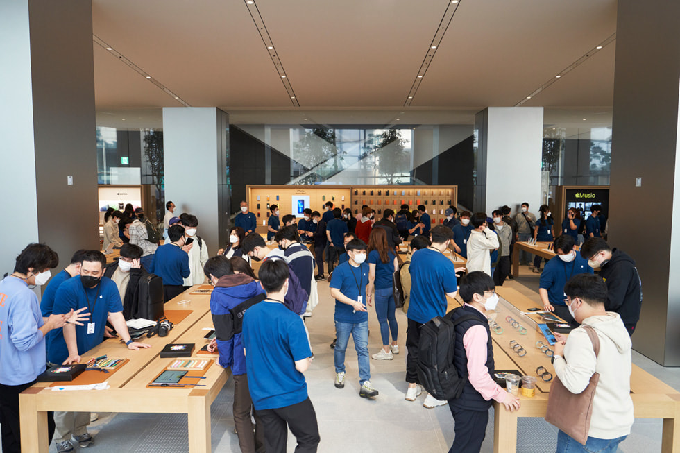 Kunder och medarbetare vid invigningen av Apple Myeongdong.