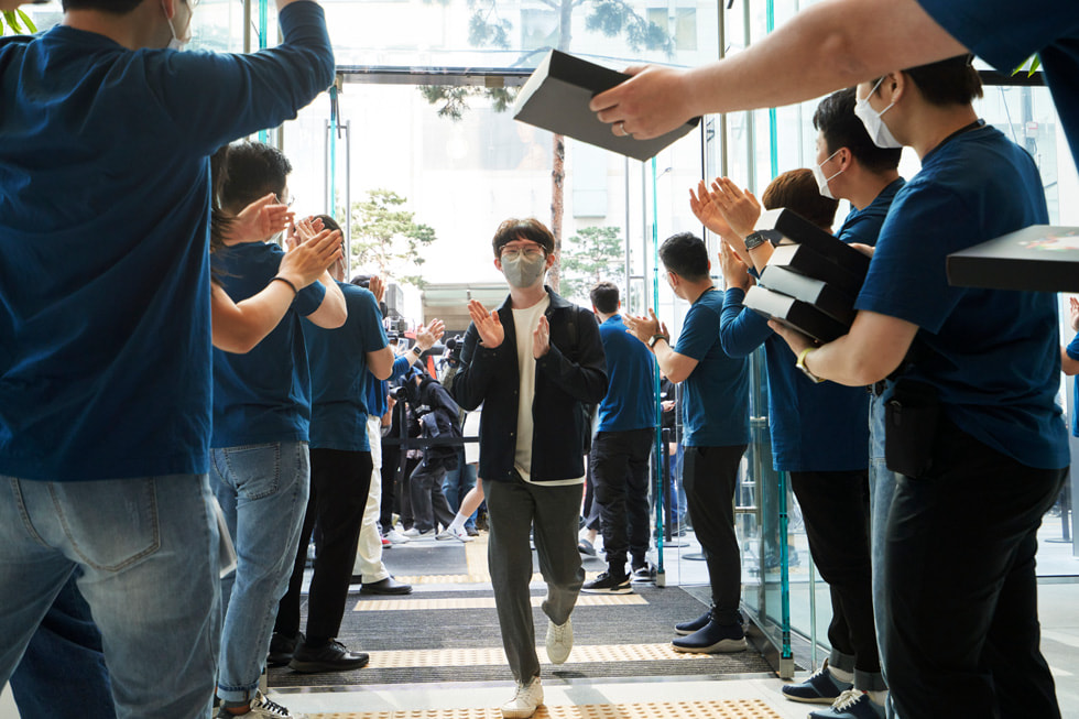 Medarbetarna tar emot besökare vid invigningen av Apple Myeongdong.