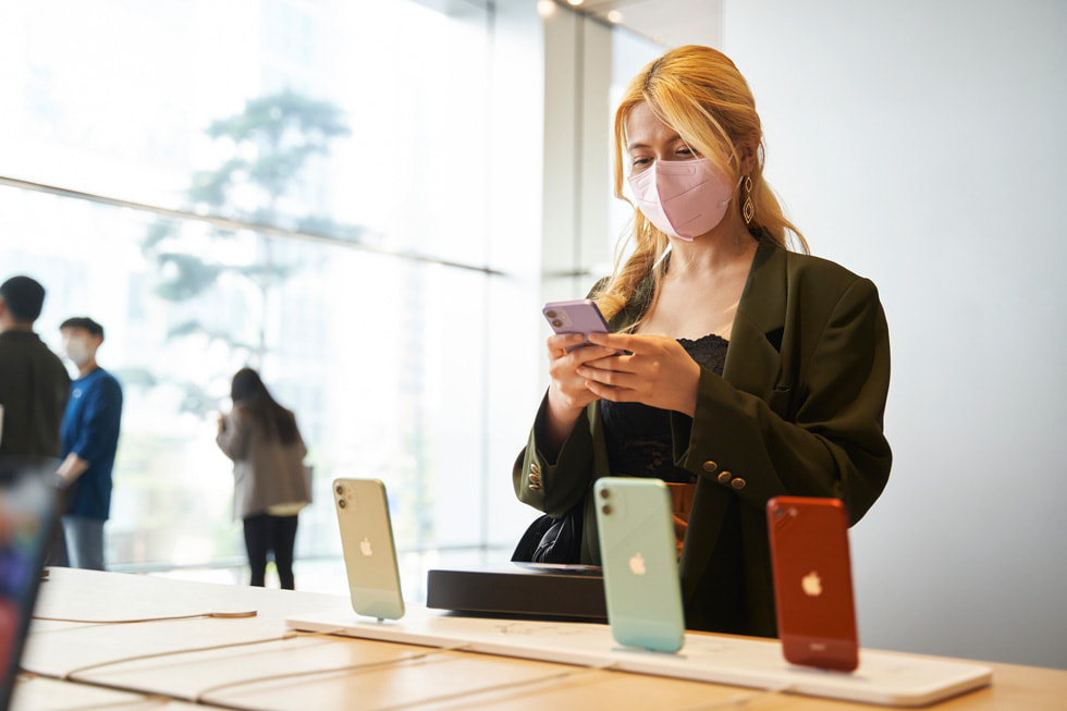 En kund utforskar de senaste produkterna på Apple Myeongdong.