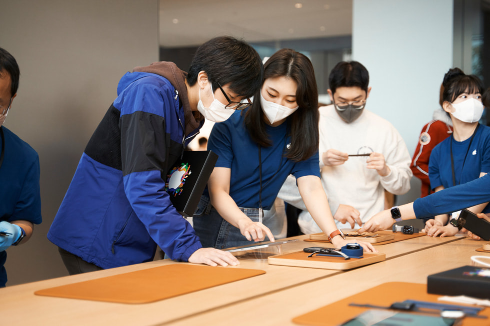 Medarbetare och besökare på Apple Myeongdong.