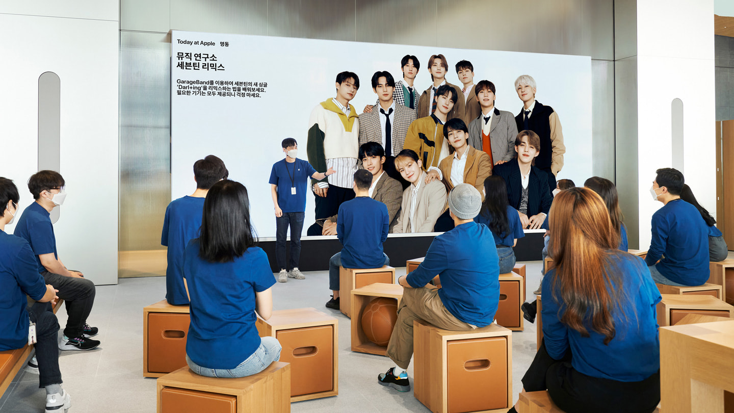 Kunder sidder i Forum ved videovæggen i den nye Apple Myeongdong, Apples nye butik i Seoul.