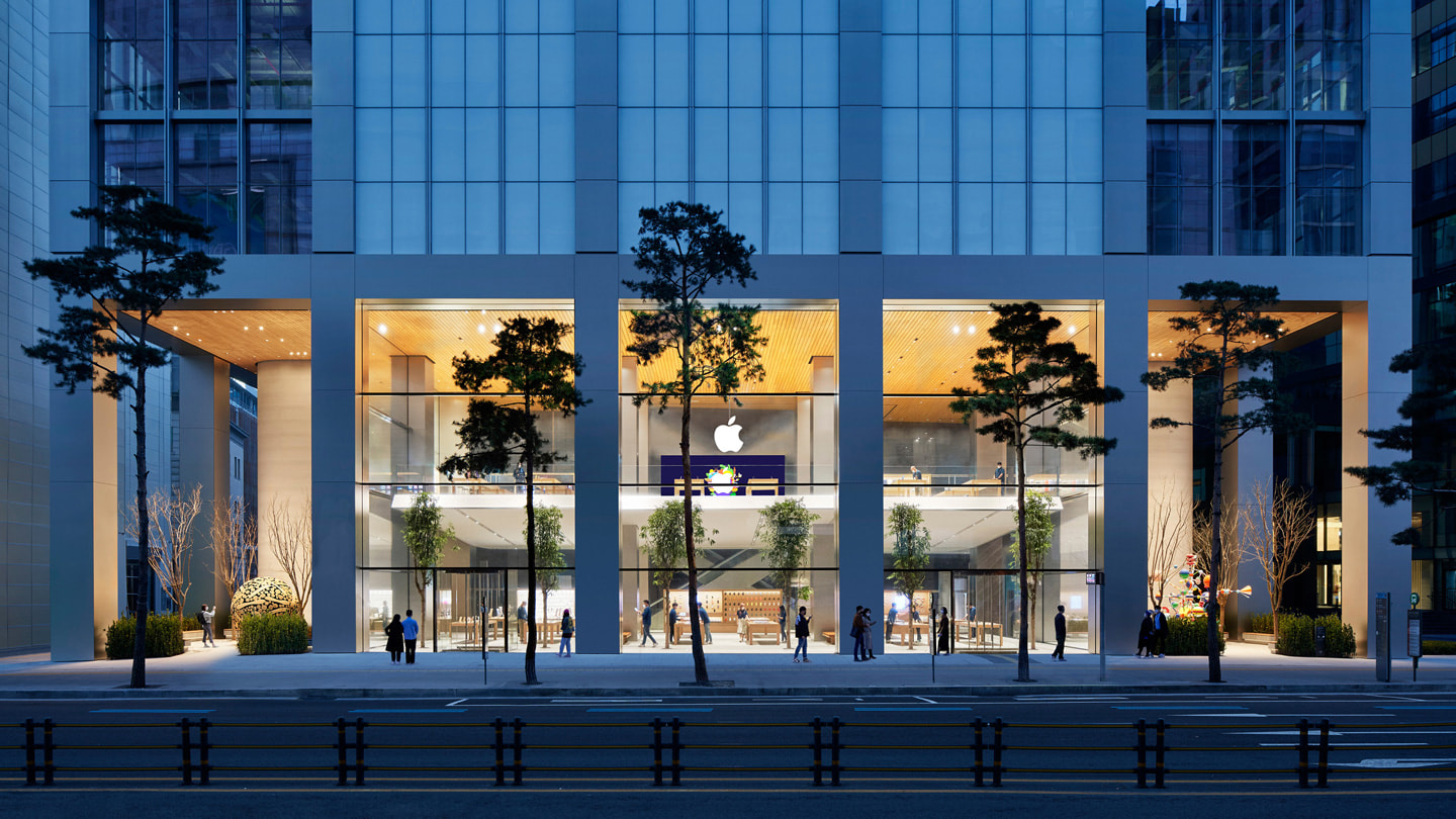 Apple Myeongdongs butiksvindue ses i hjertet af Seouls travle shoppingdistrikt.