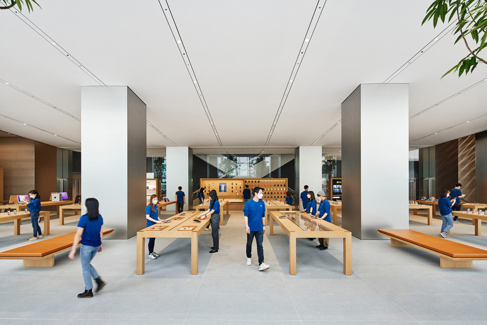 Kunder ses i færd med at shoppe i den nye Apple Myeongdong, Apples nye butik i Seoul.