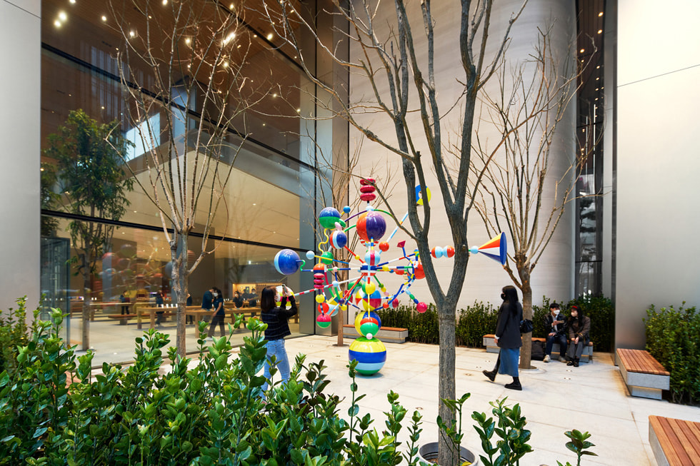 Kunder udforsker en lille have udenfor Apple Myeongdong.